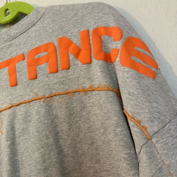 Star Wars: The Rise Of Skywalker Resistance Raw-Edge Athletic Jersey crop - Picture 3 of 11